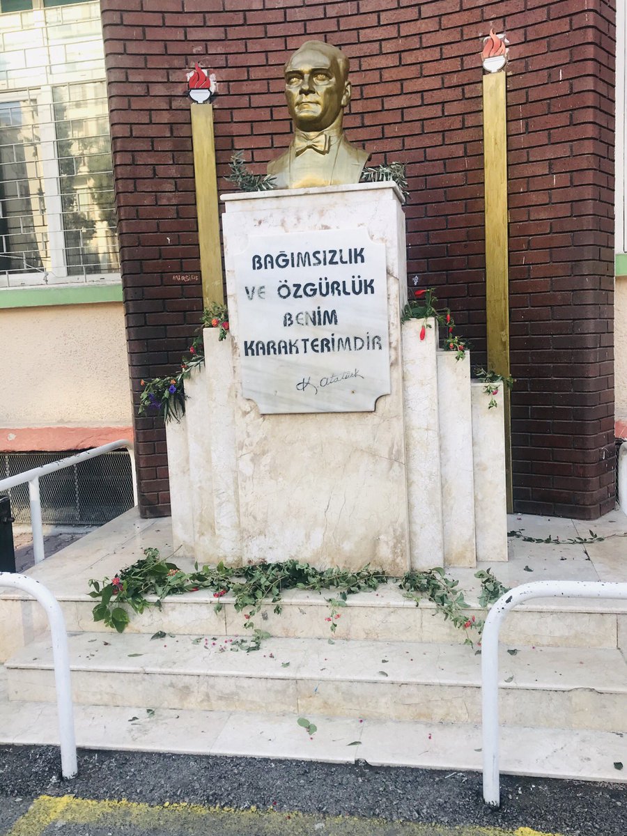 Cumhuriyetimizin Kurucusu Gazi Mustafa Kemal Atatürk’ü ölümünün 82. yıldönümünde özlem ve rahmetle anıyoruz. <a href="/ziyaselcuk/">Ziya Selçuk</a> <a href="/aliihsansu_/">Ali İhsan Su</a> <a href="/muhittinpamuk/">Muhittin Pamuk</a> <a href="/MersinMEM/">Mersin İl Millî Eğitim Müdürlüğü</a> <a href="/AkdenizilceMem/">Akdeniz İlçe Milli Eğitim Müdürlüğü</a> <a href="/AdemSimsek33/">Adem ŞİMŞEK</a> <a href="/AdemKoca46/">Adem Koca</a> <a href="/sulun_sema/">Sema SÜLÜN</a>