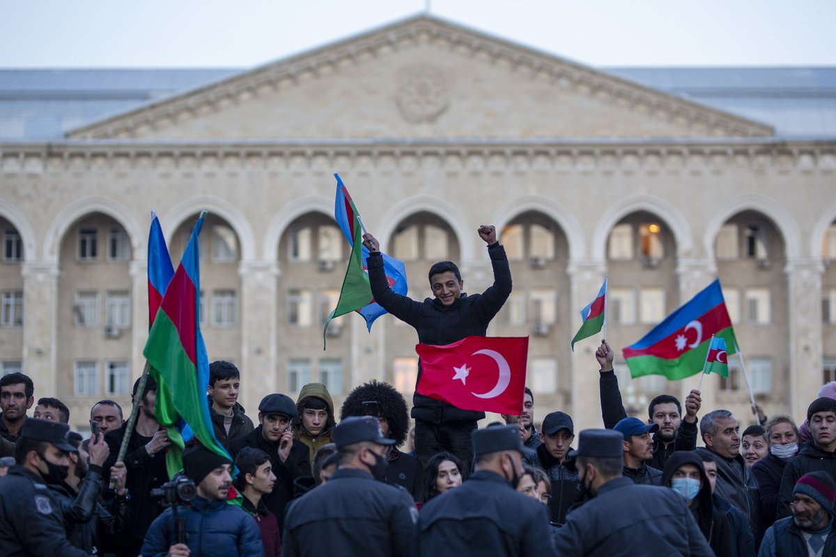 tcsavunma's tweet photo. Azerbaycan Türkü Gardaşlarımız şu Atasözünü iyi bilir: 

“Kötü günün ömrü az olur!”

30 yıl önce yaşanan acılar bugün son buluyor. Kahraman Gardaşlarımız cenk meydanında gücünü gösterdi ve mertçe savaşarak zafer kazandı. 

Kötü günler bitti, gün zafer günüdür, kutlu olsun!🇹🇷🇦🇿 https://t.co/key65uQumc