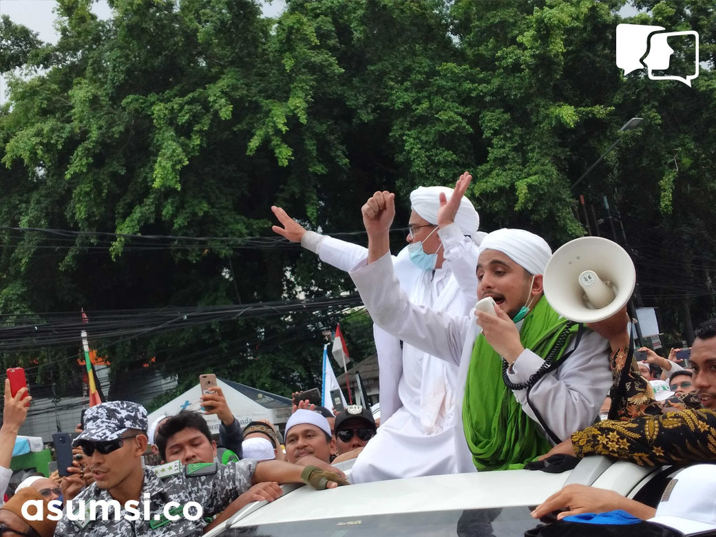 asumsico's tweet photo. Rizieq Shihab tiba di Markas Besar FPI di Petamburan, Jakarta, sekitar pukul 13.10 WIB.

Ribuan massa langsung menyemut menghampiri mobil yang ditumpangi Rizieq. Saling dorong antara petugas pembuka jalan dan massa yang hadir tak bisa dihindari. https://t.co/s4h63r2UxW