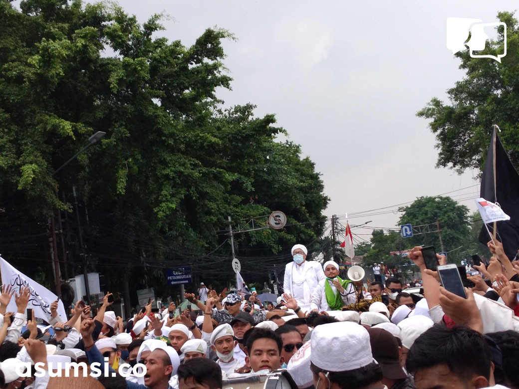 asumsico's tweet photo. Rizieq Shihab tiba di Markas Besar FPI di Petamburan, Jakarta, sekitar pukul 13.10 WIB.

Ribuan massa langsung menyemut menghampiri mobil yang ditumpangi Rizieq. Saling dorong antara petugas pembuka jalan dan massa yang hadir tak bisa dihindari. https://t.co/s4h63r2UxW