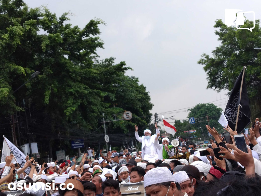 asumsico's tweet photo. Rizieq Shihab tiba di Markas Besar FPI di Petamburan, Jakarta, sekitar pukul 13.10 WIB.

Ribuan massa langsung menyemut menghampiri mobil yang ditumpangi Rizieq. Saling dorong antara petugas pembuka jalan dan massa yang hadir tak bisa dihindari. https://t.co/s4h63r2UxW
