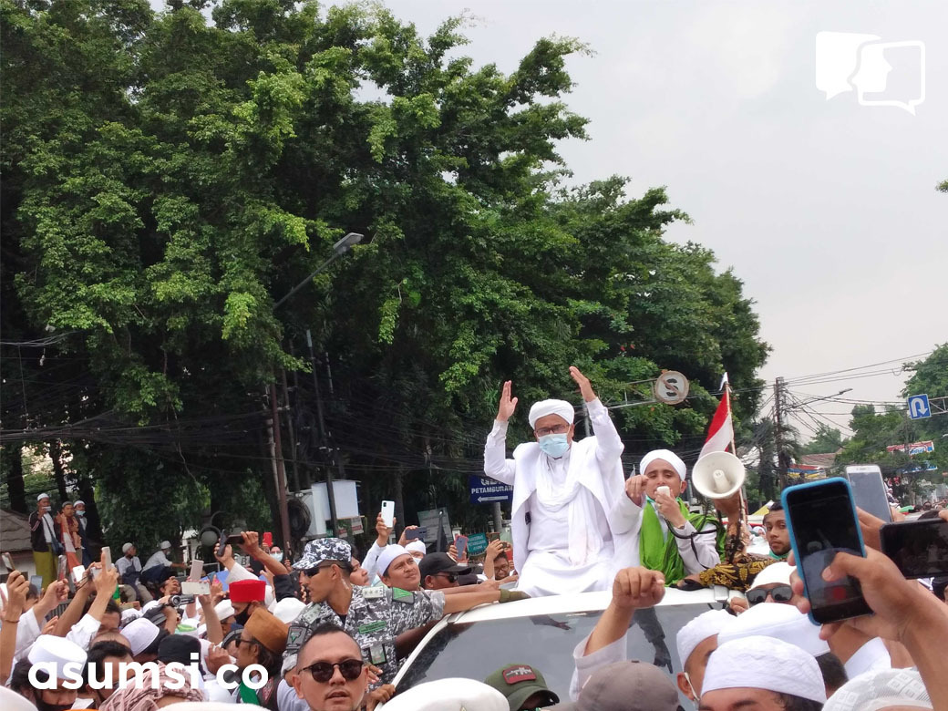 asumsico's tweet photo. Rizieq Shihab tiba di Markas Besar FPI di Petamburan, Jakarta, sekitar pukul 13.10 WIB.

Ribuan massa langsung menyemut menghampiri mobil yang ditumpangi Rizieq. Saling dorong antara petugas pembuka jalan dan massa yang hadir tak bisa dihindari. https://t.co/s4h63r2UxW