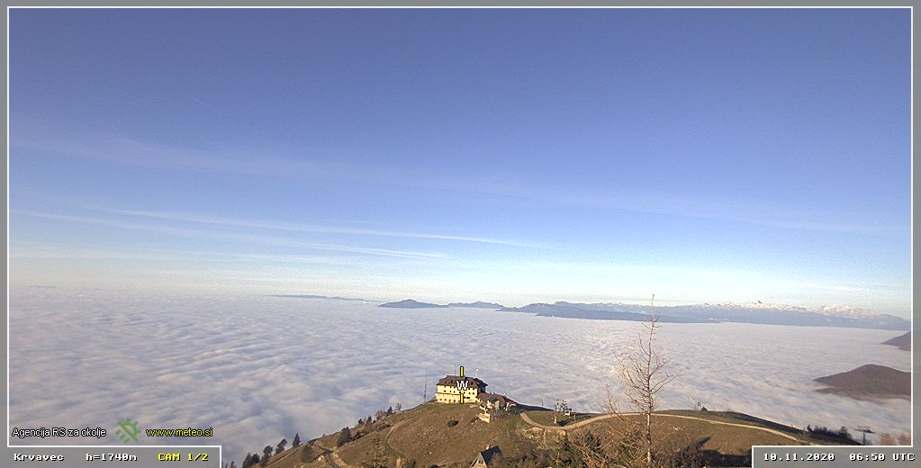 meteoSI's tweet photo. Otok sredi morja? Kornati? Ne čisto. Pogled s Krvavca na morje hladnega in vlažnega zraka, ki v notranjosti sega do višine približno 1000 m, jutri se bo "gladina" dvignila še za kakšnih 200 do 300 m. https://t.co/A9A46VlOp3