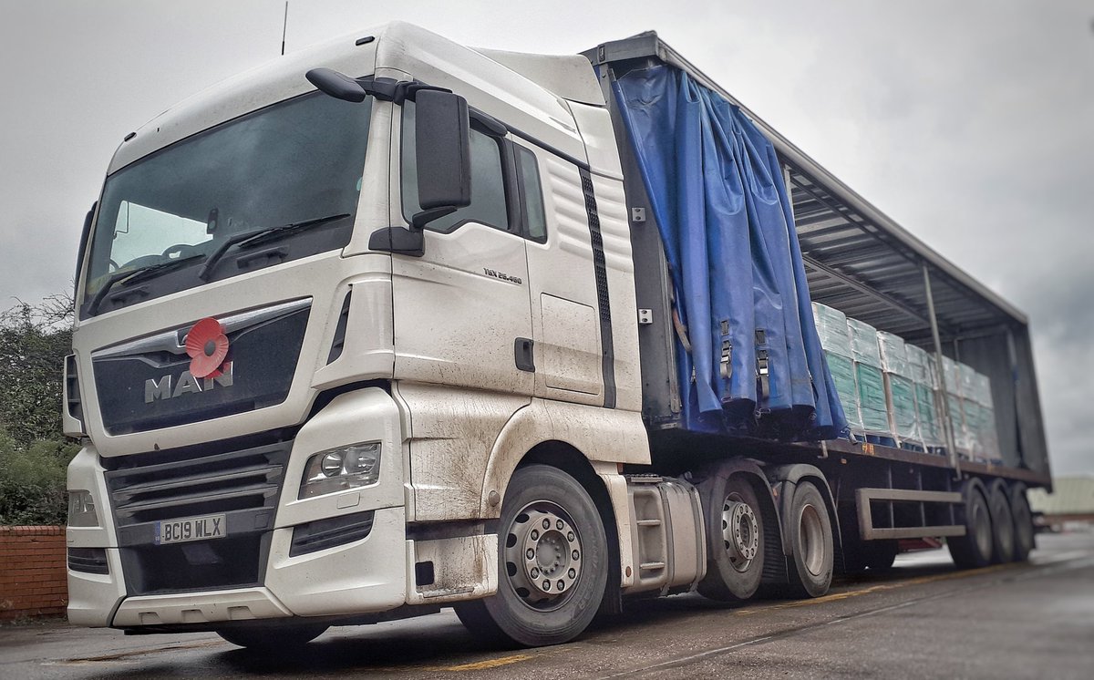 Trucker__Andy's tweet photo. She is sporting the winter look at the minute. She desperately needs a clean, but it goes to show she is a work horse, not just a show pony. #Trucking #WinterSpec #NeedsAClean #MANTrucks @mantruckbusuk #Cartwright #TranslinkExpress @translink_uk https://t.co/7UO78iGXw1