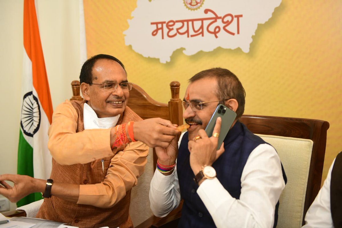 ChouhanShivraj's tweet photo. मैं @BJP4MP के प्रदेशाध्यक्ष श्री @vdsharmabjp को उपचुनाव में मिलने वाली विशाल जीत पर हार्दिक शुभकामनाएँ देता हूँ।

आपके नेतृत्व में प्रत्येक कार्यकर्ता ने जोश और ऊर्जा के साथ पार्टी को जिताने के लिए कार्य किया है। आपके  मार्गदर्शन में पार्टी इसी तरह नए आयाम गढ़े, यही कामना है। https://t.co/4nIxbeHViw