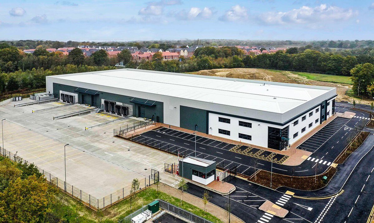 JGRrefrig's tweet photo. We are extremely excited to reveal the final photos of this 115,000sqft logistic facility in Copthorne for St. Modwen Industrial &amp; Logistics. This unit includes a chilled and frozen cold stores, transcritical co2 plant #refrigeration #coldroom #coldstorage #R744 https://t.co/FKeoxgEyqn
