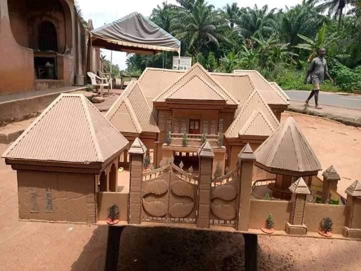 Wow! 

Obinna, a young talented boy of 15yrs from Ezinifite Aguata constructed this amazing work with carton.

Let's Retweet till he meets his destiny helper 🙏