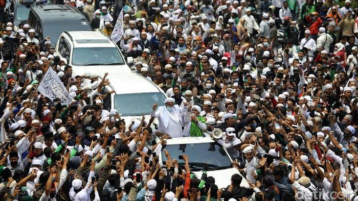 detikcom's tweet photo. #Foto Imam Besar FPI Habib Rizieq Shihab tiba di kawasan Slipi, Jakarta. Ia disambut lautan manusia, Selasa (10/11). Ini momennya: #HabibRizieq

Baca pantauannya di https://t.co/7MjhJrJbpJ!
Foto: Grandyos Zafna/detikcom https://t.co/29FWygmrJd