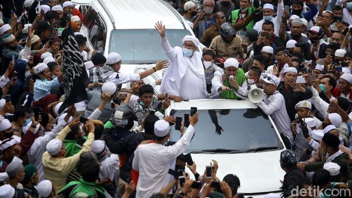 detikcom's tweet photo. #Foto Imam Besar FPI Habib Rizieq Shihab tiba di kawasan Slipi, Jakarta. Ia disambut lautan manusia, Selasa (10/11). Ini momennya: #HabibRizieq

Baca pantauannya di https://t.co/7MjhJrJbpJ!
Foto: Grandyos Zafna/detikcom https://t.co/29FWygmrJd