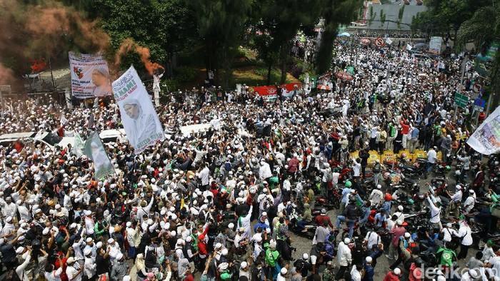 detikcom's tweet photo. #Foto Imam Besar FPI Habib Rizieq Shihab tiba di kawasan Slipi, Jakarta. Ia disambut lautan manusia, Selasa (10/11). Ini momennya: #HabibRizieq

Baca pantauannya di https://t.co/7MjhJrJbpJ!
Foto: Grandyos Zafna/detikcom https://t.co/29FWygmrJd