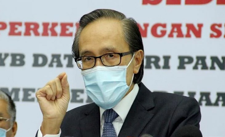 BermanaSabah's tweet photo. [GEMPAR] Jurucakap Covid Sabah, Masidi Manjun hampir boleh menunjukkan ekspresi 'goyang dua jari' sebelum memulakan sidang medianya.

"Ini namanya cubit-cubit sayang" jelas Masidi sambil mengayakan pandangan jauh ala-ala korea. https://t.co/OL3hHbOwCN