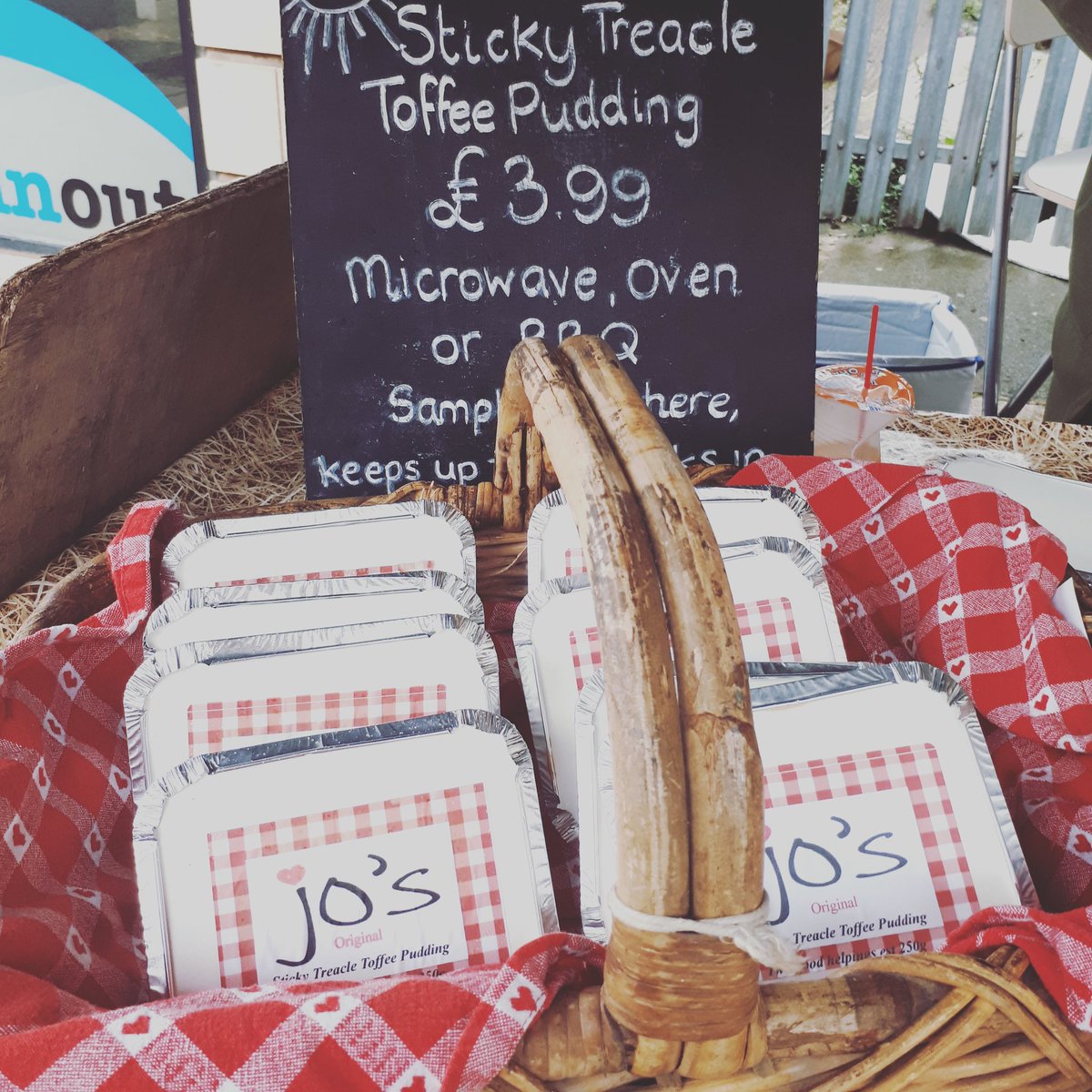 treaclemarket's tweet photo. Treacle Lockdown Larder- small group of food stalls in Marketplace for the next 3 Sats starting 14 Nov. Fresh veg, eggs, meat, cheese, pies, Paella, Thai and more for local food shopping in an open air environment. Please wear a mask and maintain 2m social distancing at all times https://t.co/UDrXl6dstM