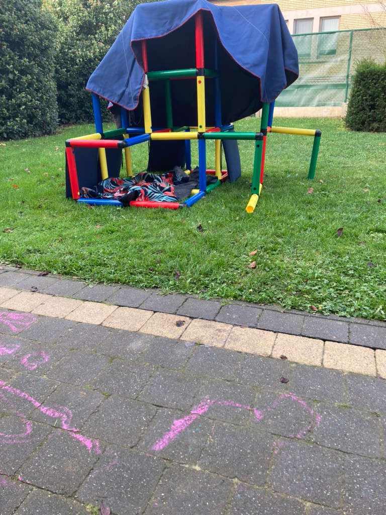 BSB_EarlyYears's tweet photo. After reading The Colour Monster in our Live KG session yesterday, the children made happy reading dens, some even created coloured playdough experiments. A great start to Week 2 #continuouslearningprovision #bsblife https://t.co/qmH0bpYHo0