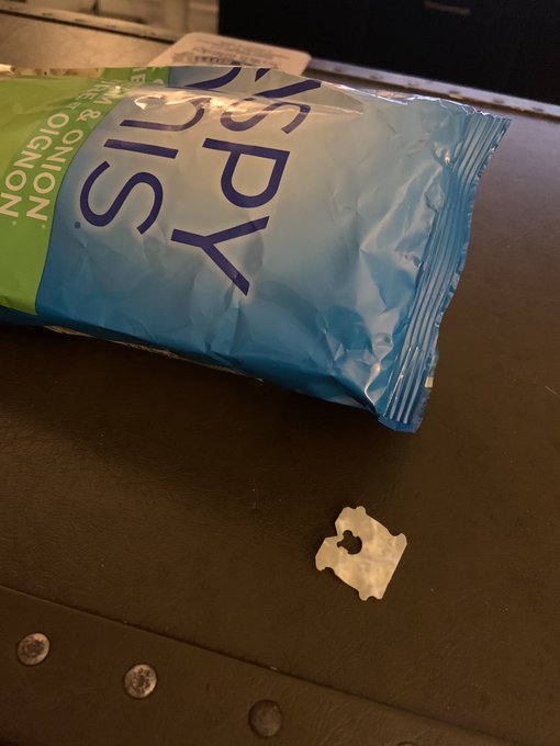Just found this plastic tag inside my bag of Crispy Minis. So fucking gross 🤢 https://t.co/PjXyQOOKu
