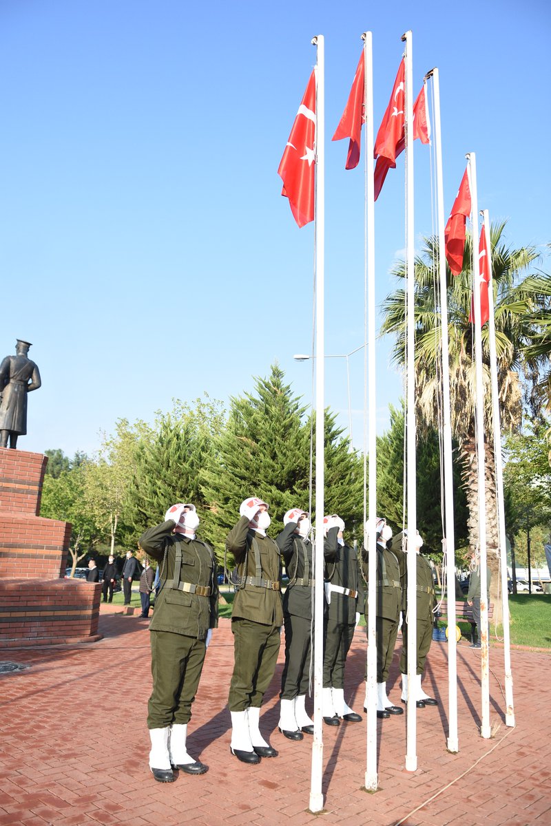 MemSiverek's tweet photo. Cumhuriyetimizin kurucusu Gazi Mustafa Kemal Atatürk'ün ebediyete irtikalinin yıl dönümünde ilçe kaymakamımız Sayın Mustafa Çiftçiler ve protokol üyeleri anıta çelenk bırakarak, saygı duruşunda bulunuldu.
@ziyaselcuk 
@Abdullah_Erin47 
@ismailyapicier 
@NKapanoglu https://t.co/pZISxpCuyw