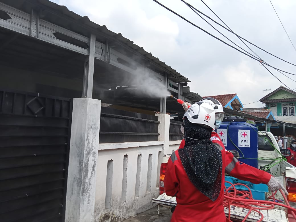pmicilegon's tweet photo. #CegahCovid19, Tim Spraying @pmicilegon yang merupakan bagian dari #GugusTugas lakukan Sterilisasi di Link. Sambimanis RT. 03 RW. 05, Kelurahan Citangkil Kota Cilegon (10/11/2020)
#PMISiapBantu #InfoCilegon
@palangmerah @Divisi_PB_PMI @pemkotcilegon @info_cilegon @fesbukbanten https://t.co/zMW8NxtgWH