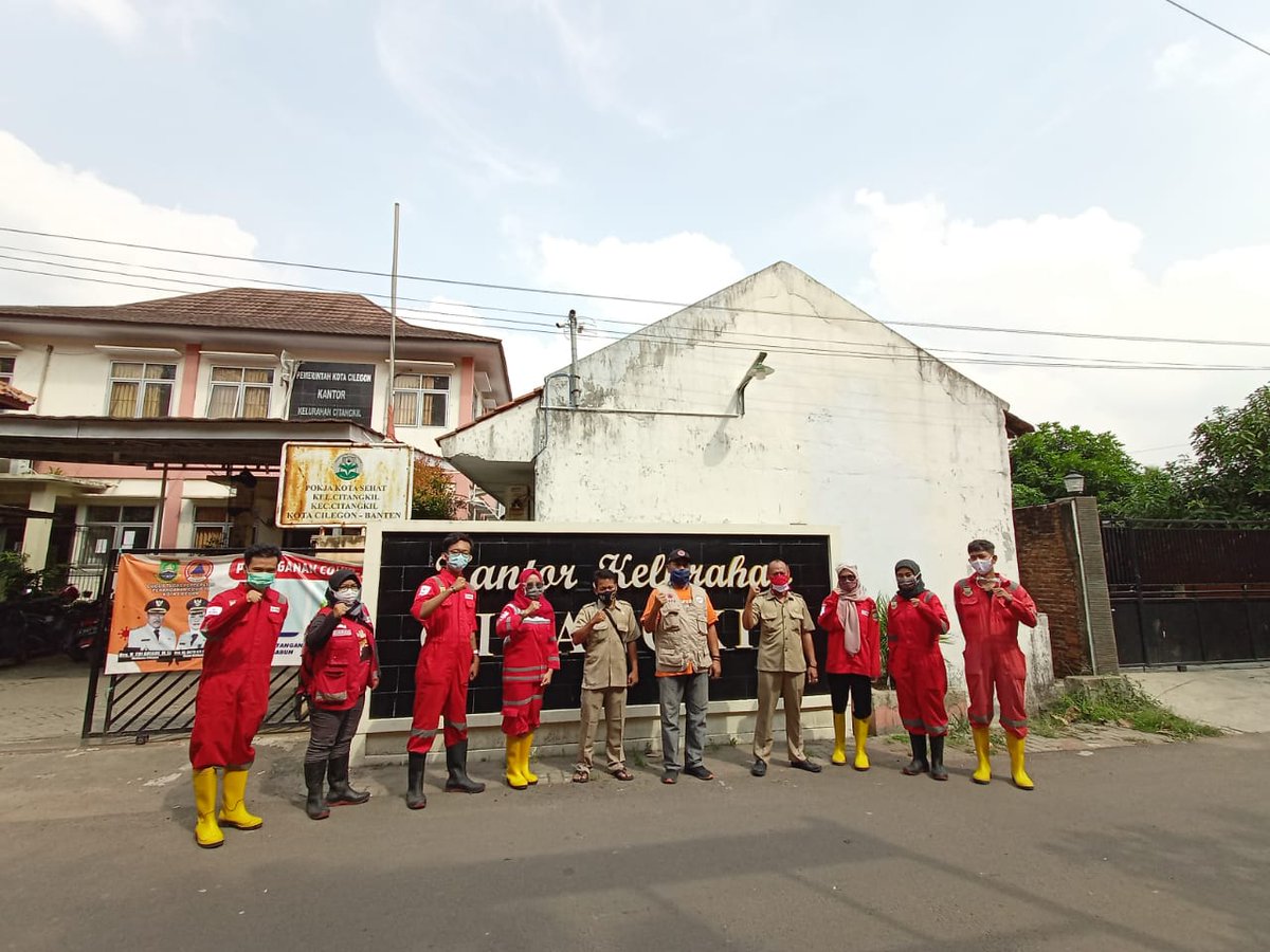 pmicilegon's tweet photo. #CegahCovid19, Tim Spraying @pmicilegon yang merupakan bagian dari #GugusTugas lakukan Sterilisasi di Link. Sambimanis RT. 03 RW. 05, Kelurahan Citangkil Kota Cilegon (10/11/2020)
#PMISiapBantu #InfoCilegon
@palangmerah @Divisi_PB_PMI @pemkotcilegon @info_cilegon @fesbukbanten https://t.co/zMW8NxtgWH