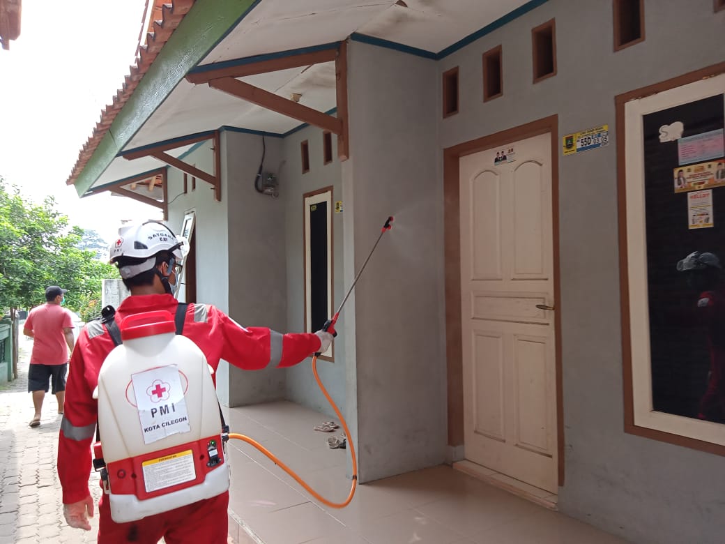 pmicilegon's tweet photo. #CegahCovid19, Tim Spraying @pmicilegon yang merupakan bagian dari #GugusTugas lakukan Sterilisasi di Link. Sambimanis RT. 03 RW. 05, Kelurahan Citangkil Kota Cilegon (10/11/2020)
#PMISiapBantu #InfoCilegon
@palangmerah @Divisi_PB_PMI @pemkotcilegon @info_cilegon @fesbukbanten https://t.co/zMW8NxtgWH