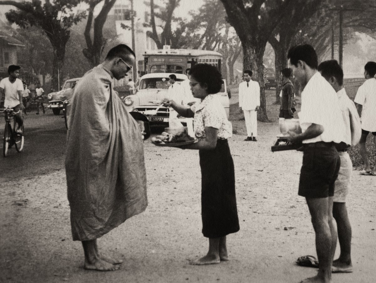 Batman48278189's tweet photo. ทรงได้รับฉายาว่า “ภูมิพโลภิกขุ”
#พระมหากษัตริย์ผู้ทรงธรรม https://t.co/GiuViycxwS