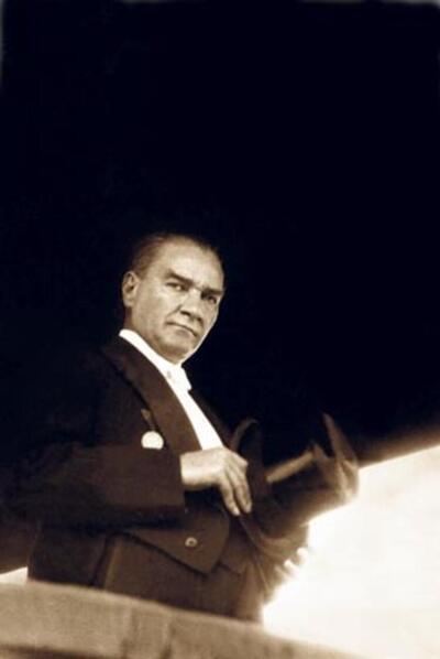 Bugün 10 Kasım…

Üzülebiliriz…

Canımız yanabilir…

Yaşamlarımız bir karabasana dönebilir…

Mutsuz, şaşkın, hatta umutsuz olabiliriz…

Ama SENİ SEVMEYENİ SEVMEYECEĞİZ...