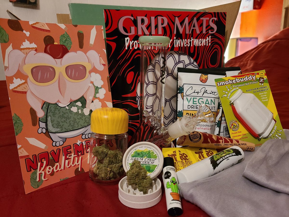 Caitikins710's tweet photo. My early birthday present to myself!! @koalapuffss November #KoalityBox ππ I HAD to have that MAV glass & Grip Mat ππΌππΌππΌππΌ the stash jar holds my qtr very nicely. Made me feel like I need more weed to see how much could fit. π€π€ https://t.co/V7e8FsPF89