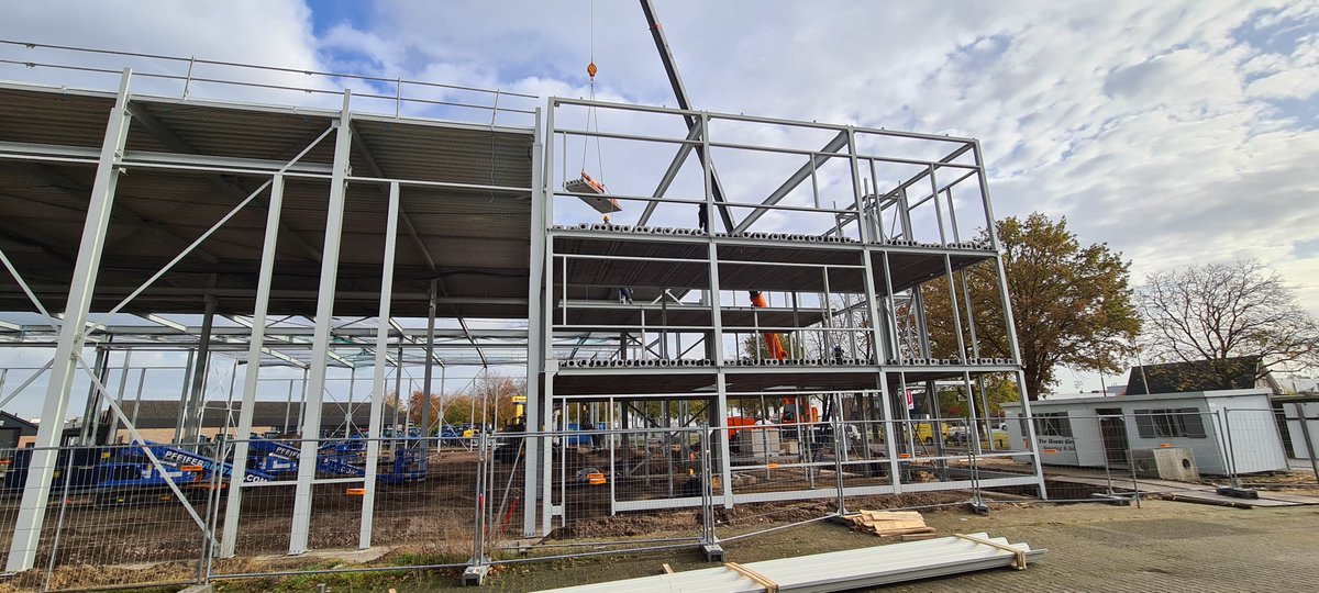 Er wordt flink doorgewerkt. Staalconstructie kantoorgedeelte staat, verdiepingsvloeren worden momenteel gelegd en het dak wordt dichtgelegd! Nieuwbouw Ter Horst Metaaltechniek
#terhorstmetaaltechniek #nieuwbouw