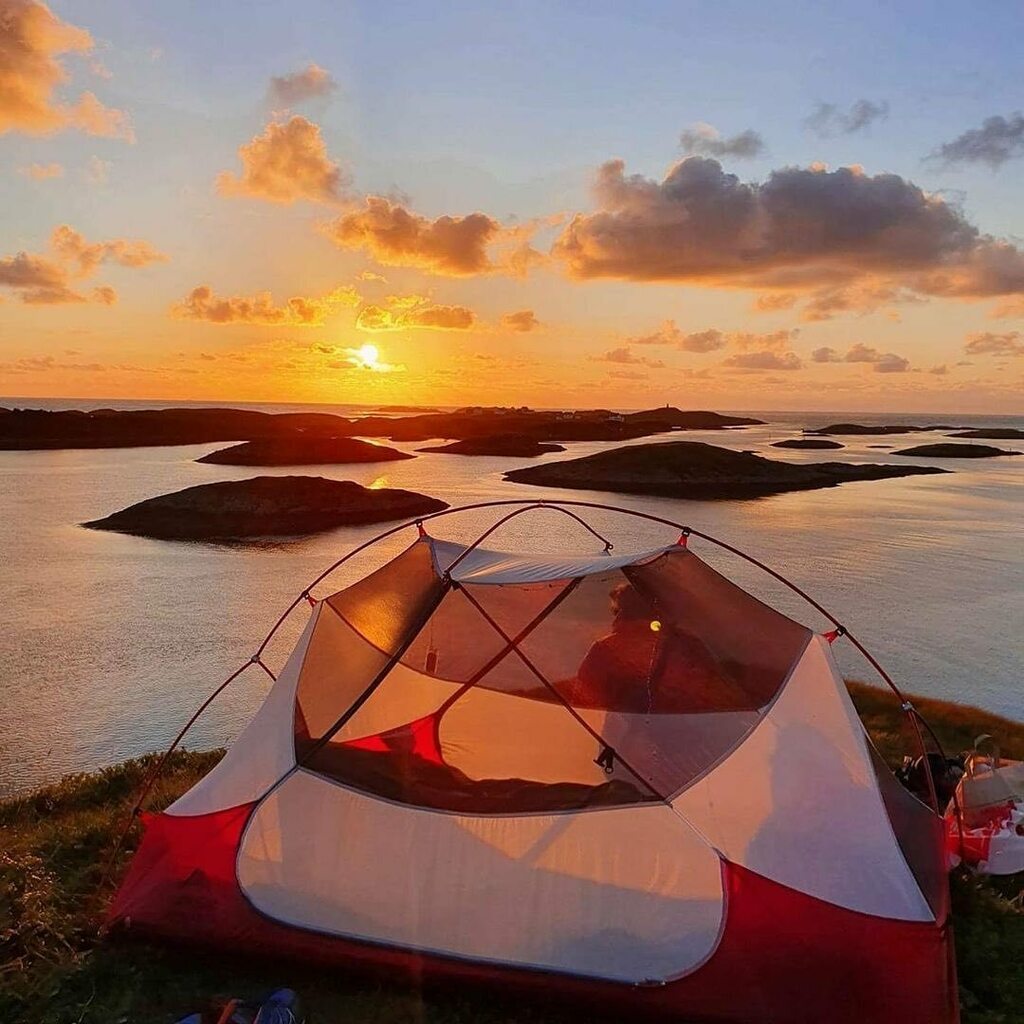 Haust, solnedgang og stjernehimmel 😍 
📸 @jornhogneandersen 

#fjordkysten #fjordnorway #visitnorway #bulandet #askvoll instagr.am/p/CHZsiDNs4Wy/