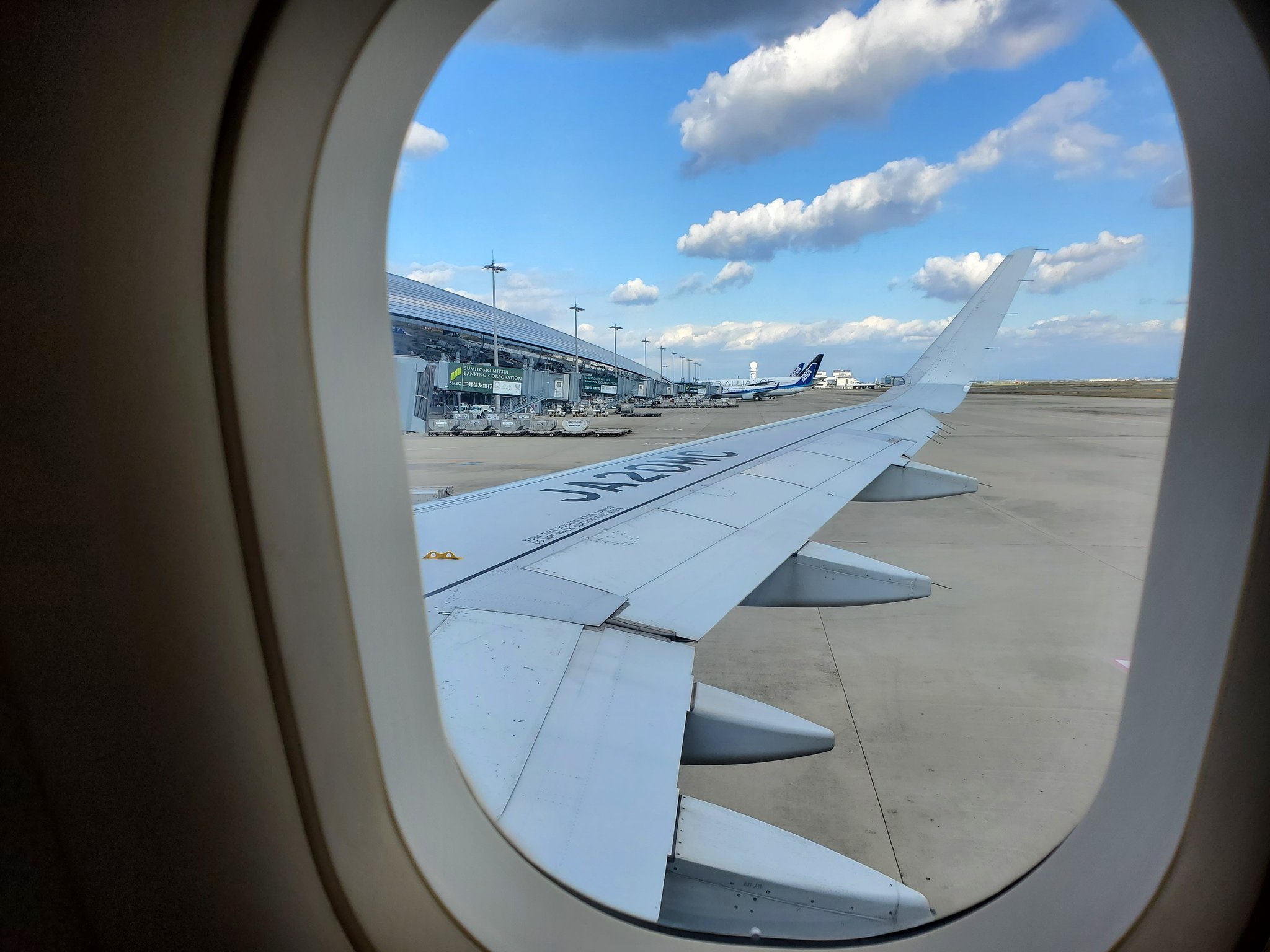ヤッシー 羽田空港 Ana とスターフライヤーの共同運行便に乗ったけど 前回と違って今回はjalの第1ターミナルに到着 函館行きの飛行機はanaの第2ターミナルからなんで ターミナル間のシャトルバスで移動 こんなん初めてや また保安検査場通らなアカン