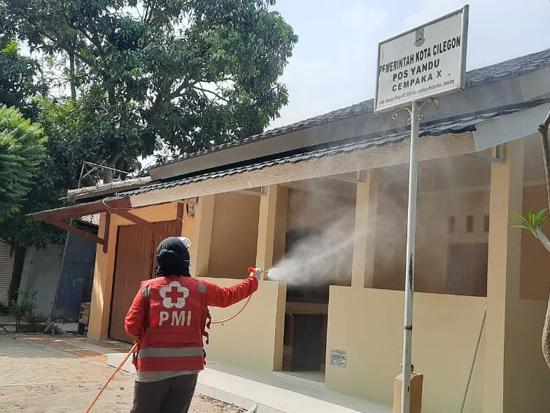 pmicilegon's tweet photo. #CegahCovid19 Tim Spraying @pmicilegon yang merupakan bagian dari #GugusTugas lakukan Sterilisasi di Lingkungan Jombang Wetan RT. 006 RW. 005 Kecamatan Jombang - Kota Cilegon (10/11)
#PMISiapBantu #InfoCilegon
@palangmerah @Divisi_PB_PMI @pemkotcilegon @info_cilegon @fesbukbanten https://t.co/FElZa2GQq0