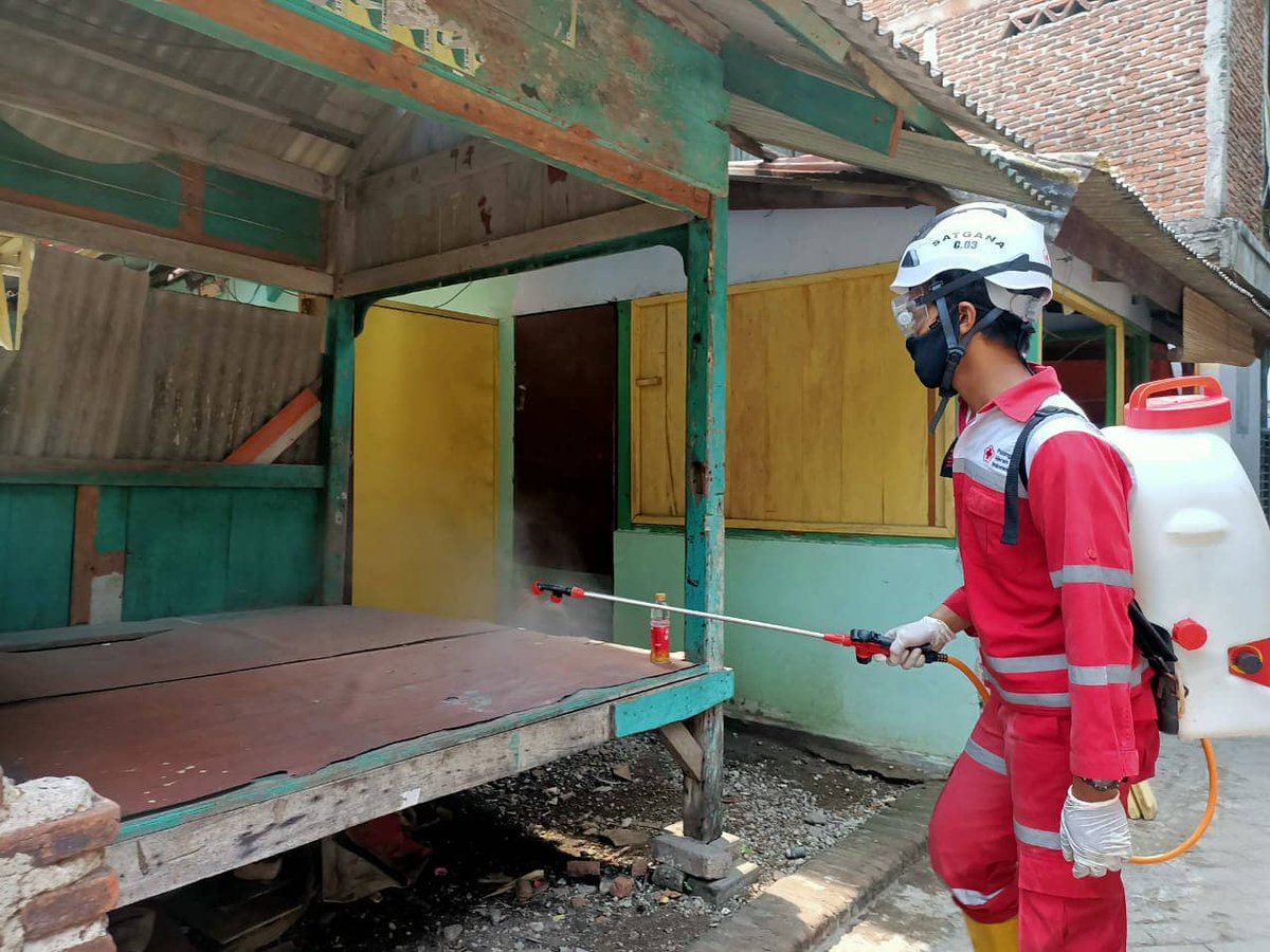 pmicilegon's tweet photo. #CegahCovid19 Tim Spraying @pmicilegon yang merupakan bagian dari #GugusTugas lakukan Sterilisasi di Lingkungan Jombang Wetan RT. 006 RW. 005 Kecamatan Jombang - Kota Cilegon (10/11)
#PMISiapBantu #InfoCilegon
@palangmerah @Divisi_PB_PMI @pemkotcilegon @info_cilegon @fesbukbanten https://t.co/FElZa2GQq0