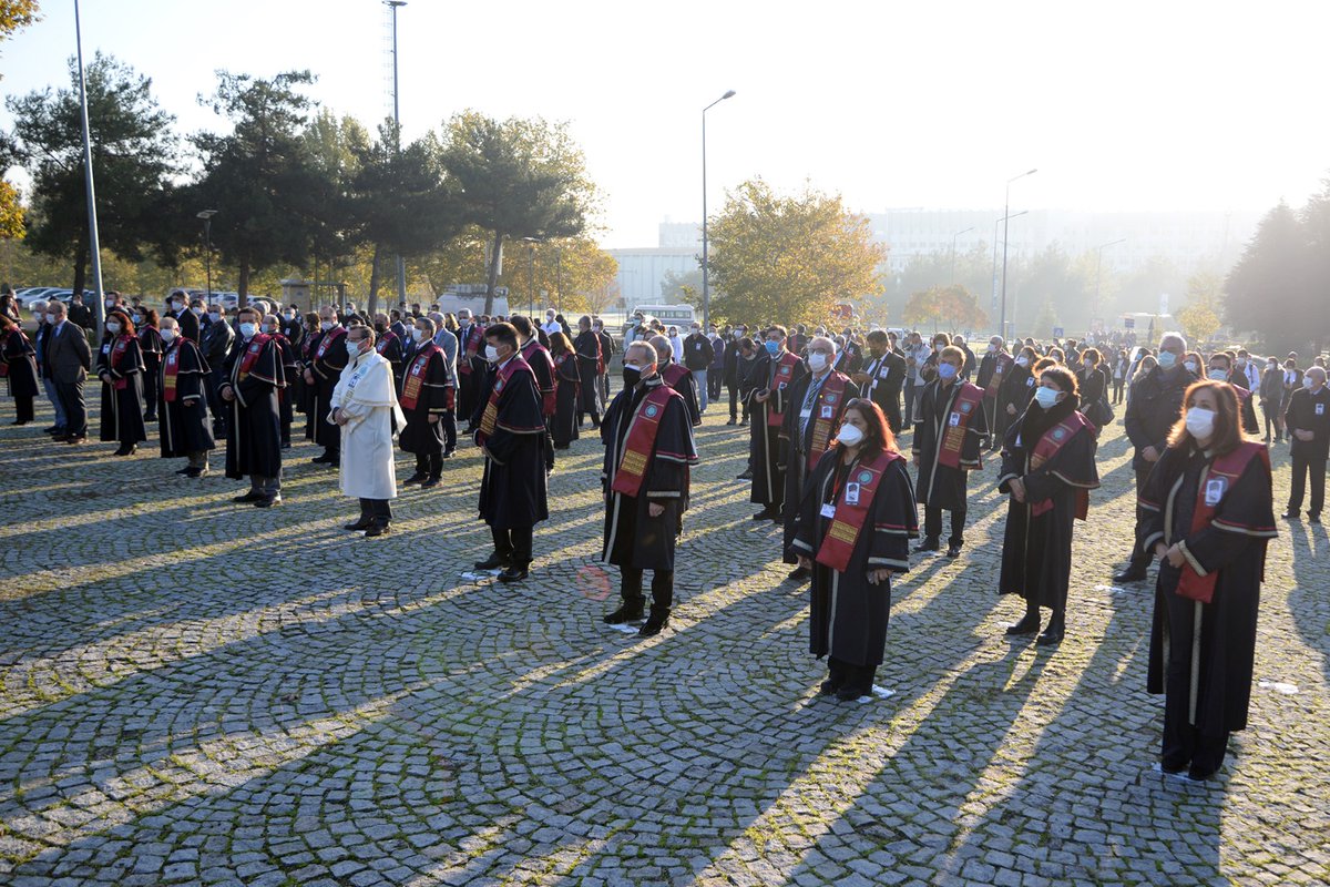 askilavuz's tweet photo. Akademisyen ve personelimizin katılımıyla saat 09.05'te Üniversitemiz bayrak alanında Gazi Mustafa Kemal Atatürk'ü vefatının 82. yıldönümünde saygı ve rahmetle andık. BUÜ olarak O'nun koyduğu muâsır medeniyetlerin de üstüne çıkma hedefiyle hiç durmadan çalışmaya devam edeceğiz. https://t.co/X3YpzXhOIb