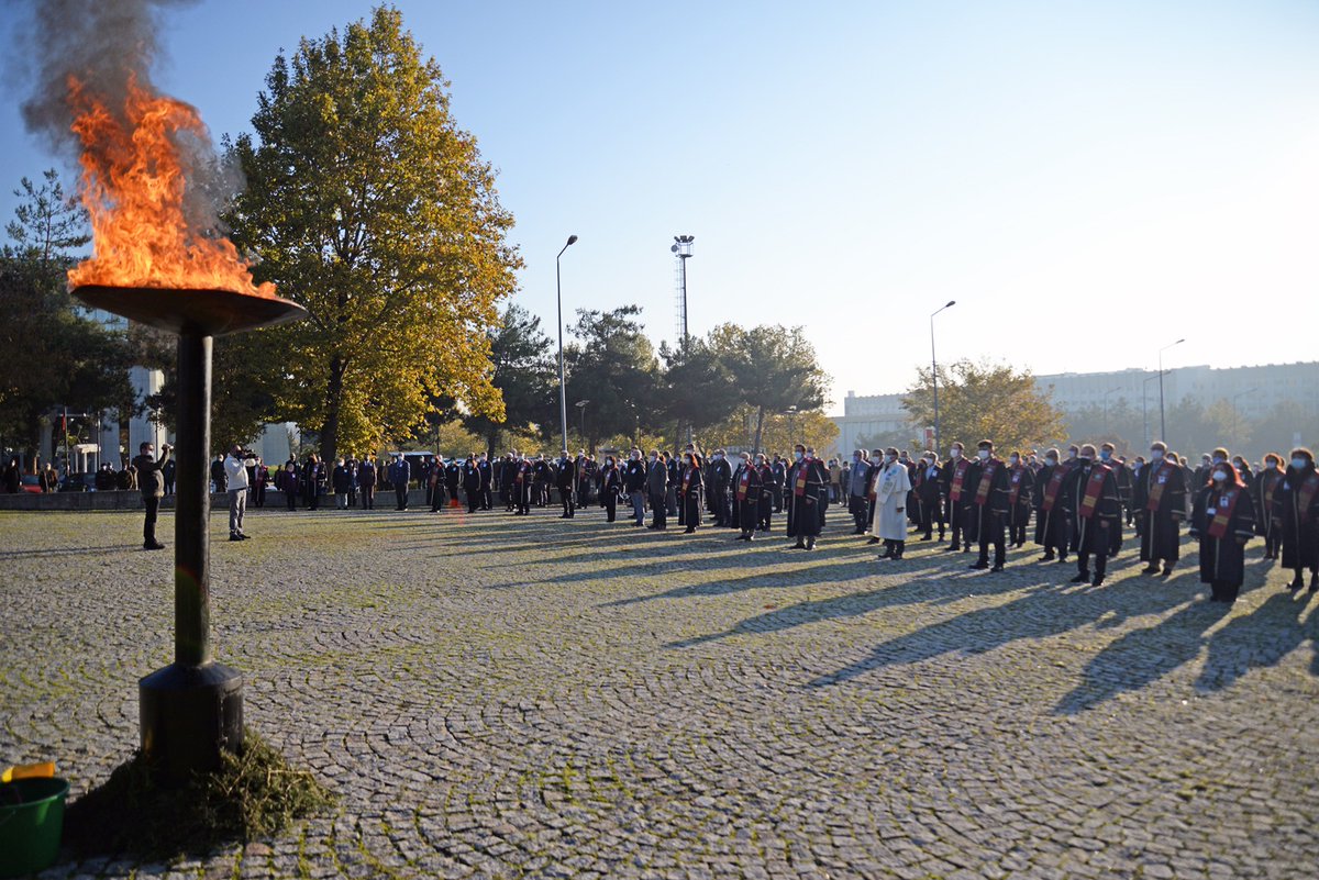 askilavuz's tweet photo. Akademisyen ve personelimizin katılımıyla saat 09.05'te Üniversitemiz bayrak alanında Gazi Mustafa Kemal Atatürk'ü vefatının 82. yıldönümünde saygı ve rahmetle andık. BUÜ olarak O'nun koyduğu muâsır medeniyetlerin de üstüne çıkma hedefiyle hiç durmadan çalışmaya devam edeceğiz. https://t.co/X3YpzXhOIb