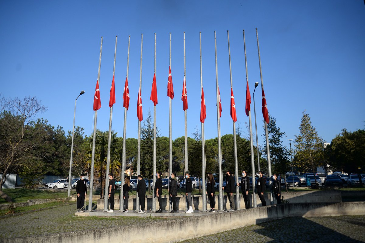 askilavuz's tweet photo. Akademisyen ve personelimizin katılımıyla saat 09.05'te Üniversitemiz bayrak alanında Gazi Mustafa Kemal Atatürk'ü vefatının 82. yıldönümünde saygı ve rahmetle andık. BUÜ olarak O'nun koyduğu muâsır medeniyetlerin de üstüne çıkma hedefiyle hiç durmadan çalışmaya devam edeceğiz. https://t.co/X3YpzXhOIb