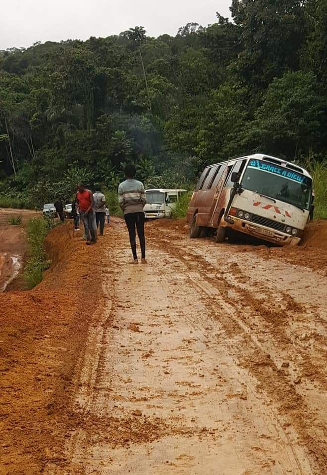 Africainlibr's tweet photo. #Gabon 
Vous ne rêvez pas vous êtes au Gabon en 2020 . 

Regardez par vous-même l'état de la Route #Makokou/#Ouveng en cette saison pluvieuse.
@ChogPyssame 
@GY_MAO_ 
@GOMEZUlri 
@_CGRi https://t.co/h8dxQZDywD