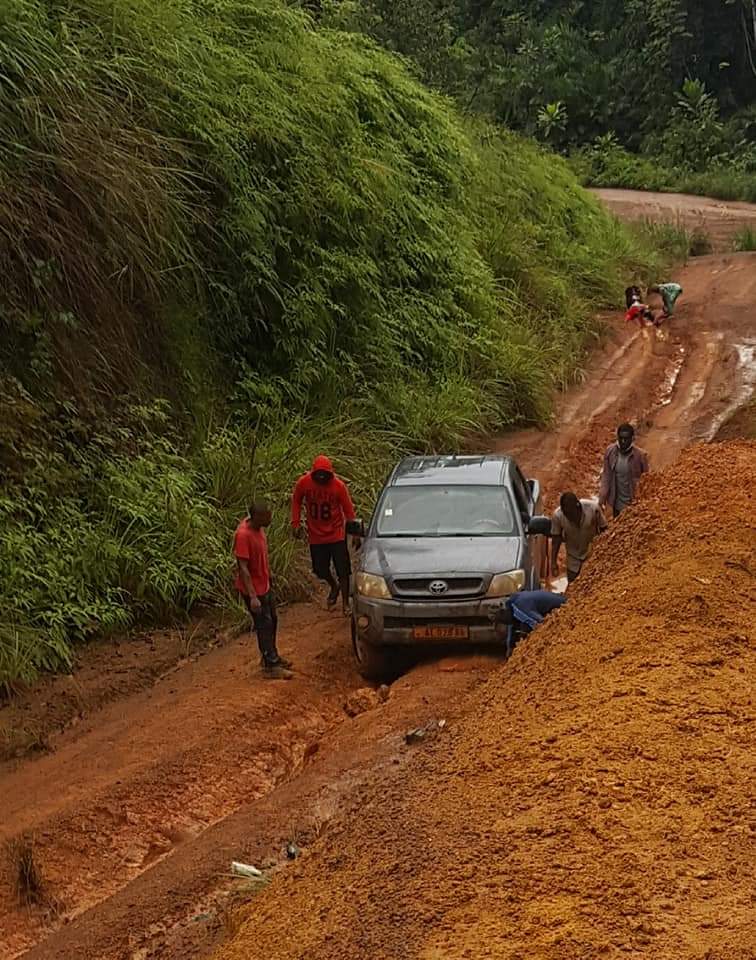 Africainlibr's tweet photo. #Gabon 
Vous ne rêvez pas vous êtes au Gabon en 2020 . 

Regardez par vous-même l'état de la Route #Makokou/#Ouveng en cette saison pluvieuse.
@ChogPyssame 
@GY_MAO_ 
@GOMEZUlri 
@_CGRi https://t.co/h8dxQZDywD