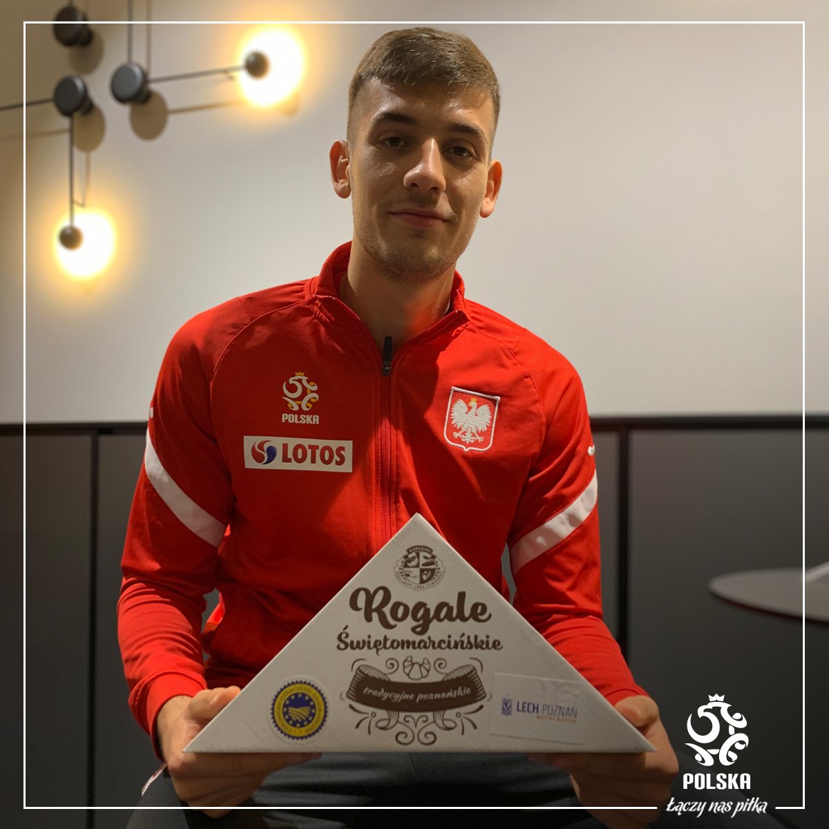 LaczyNasPilka's tweet photo. To się nazywa przyjazd na kadrę! 😎👌

Jakub Moder na zgrupowaniu pojawił się z rogalami świętomarcińskimi dla sztabu i całej drużyny. 😊🥐 https://t.co/Za3aykrAFE