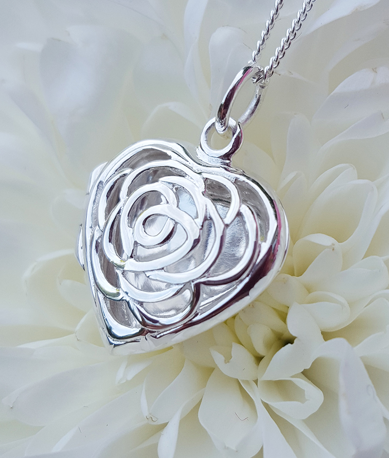 chainsofgolduk's tweet image. How about Jewellery Gifts for under £50❤️
Free Gift Wrap🎁 and Delivery💌
&amp;amp; UK customers enjoy free delivery too😀
@chainsofgolduk
chainsofgold.co.uk/buy/necklaces-…
#xmas #xmasgifts #lockdownshopping #onbudget #jewellerygifts #giftsforher #giftsforhim #underthetree #xmasshopping #giftideas