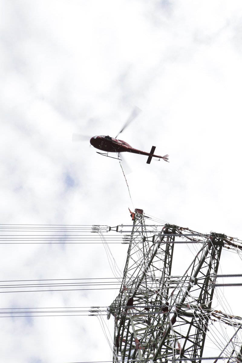 TenneT_Germany's tweet photo. Hoch hinaus 😉 - die letzten Seilzugarbeiten im Projekt #Stade-Landesbergen (Raum #Stade) fanden per Helikopter statt, um Mast 18 & 19 über der #Schwinge zu verbinden. #netzausbau #niedersachsen https://t.co/lblQwlSoXq https://t.co/oc7wbmJzRg
