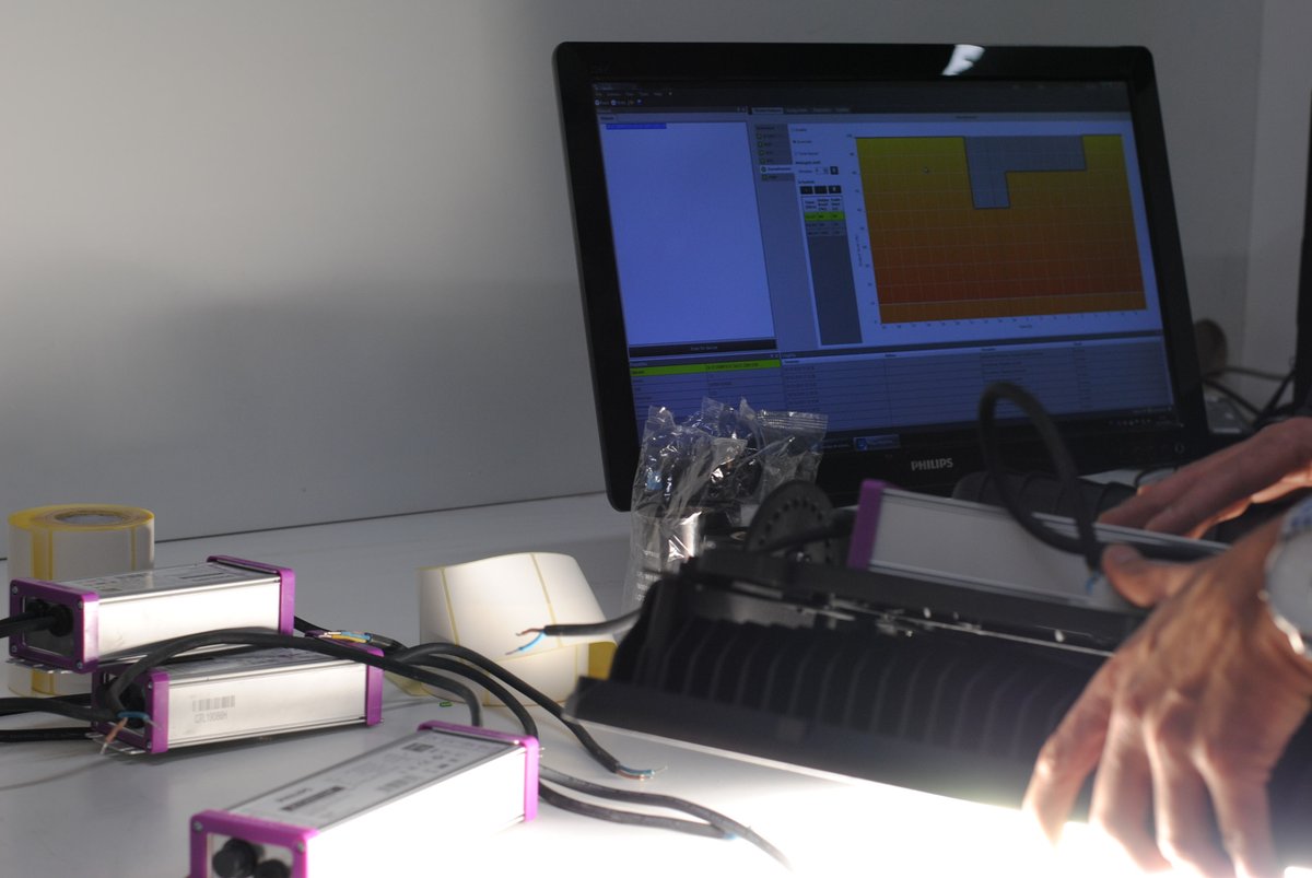 maslighting's tweet photo. 🟨 Configuración del equipo

Para proyectos que lo requieran, como el que tenemos sobre la mesa de montaje, configuramos la programación y regulación de nuestros proyectores #GROUND adaptándolos a las necesidades de cada cliente y cada aplicación.

#maslighting #led #iluminación https://t.co/w0gcdTN9X6