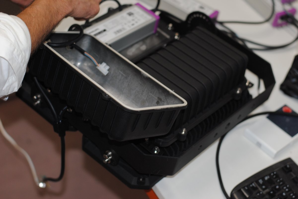 maslighting's tweet photo. 🟨 Configuración del equipo

Para proyectos que lo requieran, como el que tenemos sobre la mesa de montaje, configuramos la programación y regulación de nuestros proyectores #GROUND adaptándolos a las necesidades de cada cliente y cada aplicación.

#maslighting #led #iluminación https://t.co/w0gcdTN9X6