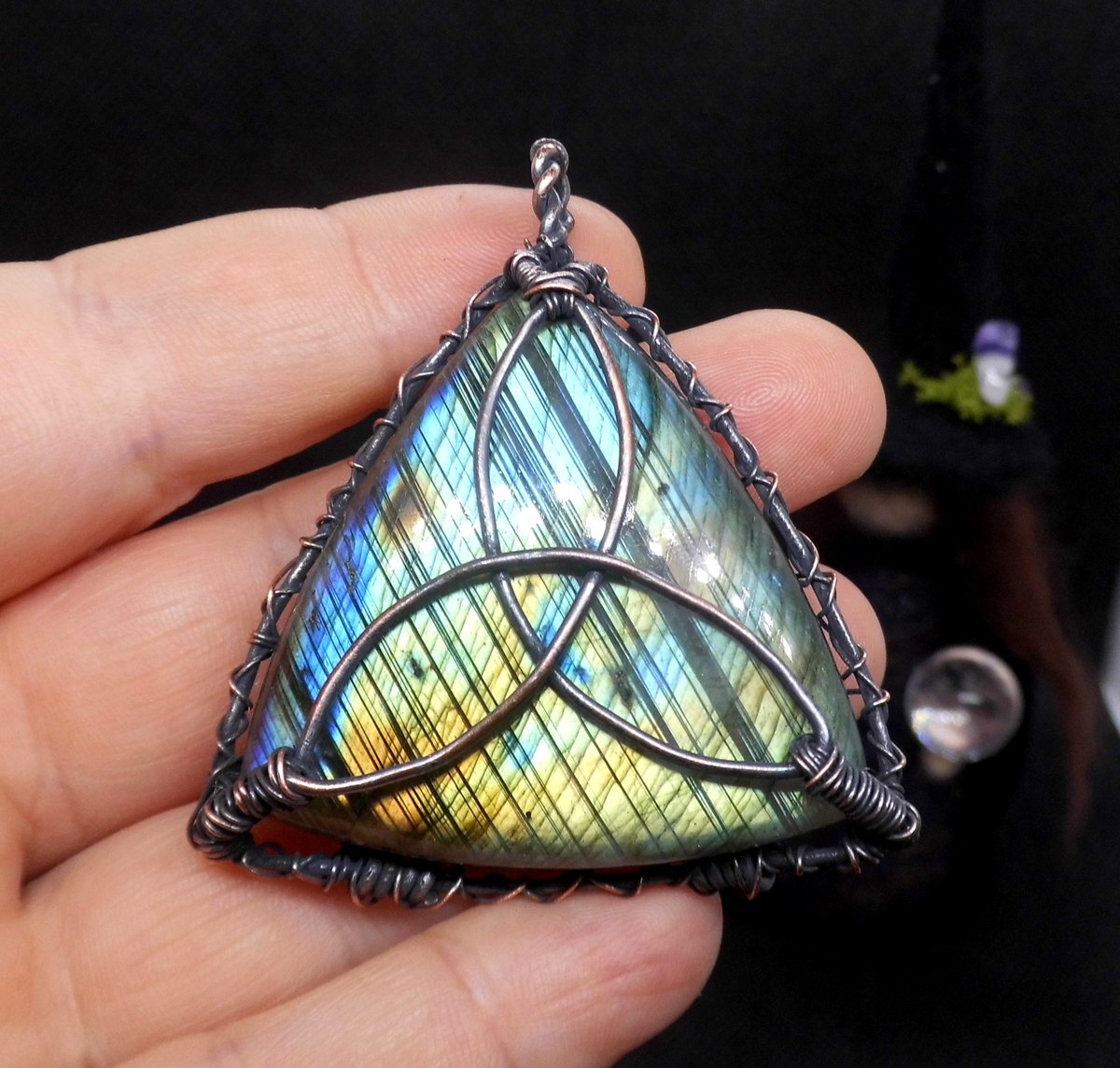 CharismaCrystal's tweet image. A stunning #labradorite #Triquetra pendant
 💙💚💛
CharismaCrystals.etsy.com

#pentaclenecklace #pentagramnecklace #pagan #paganini #wicca #pentagram #witchcraft #supernatural #vikings #UKBizHour #craftbizparty #indiebizhour #DiscoverEtsy  #ukgifthour #ukgiftam #viking #Celtic