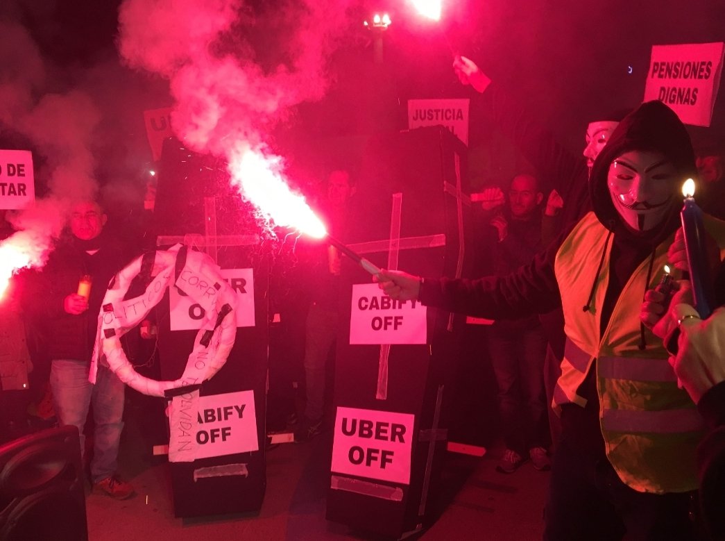 Elite_TaxiBcn's tweet photo. Nacimos para luchar contra #Uber.
Nuestro fin es defender a la família del #taxi, con todos los medios, sin importarnos las consecuencias.
Estaremos encantados de apartaros de nuestro camino, por tercera vez.
Os estamos esperando.
#BarcelonaNoSeToca #FCKUBER
#TaxiEnLucha https://t.co/nG3LOPKPkM