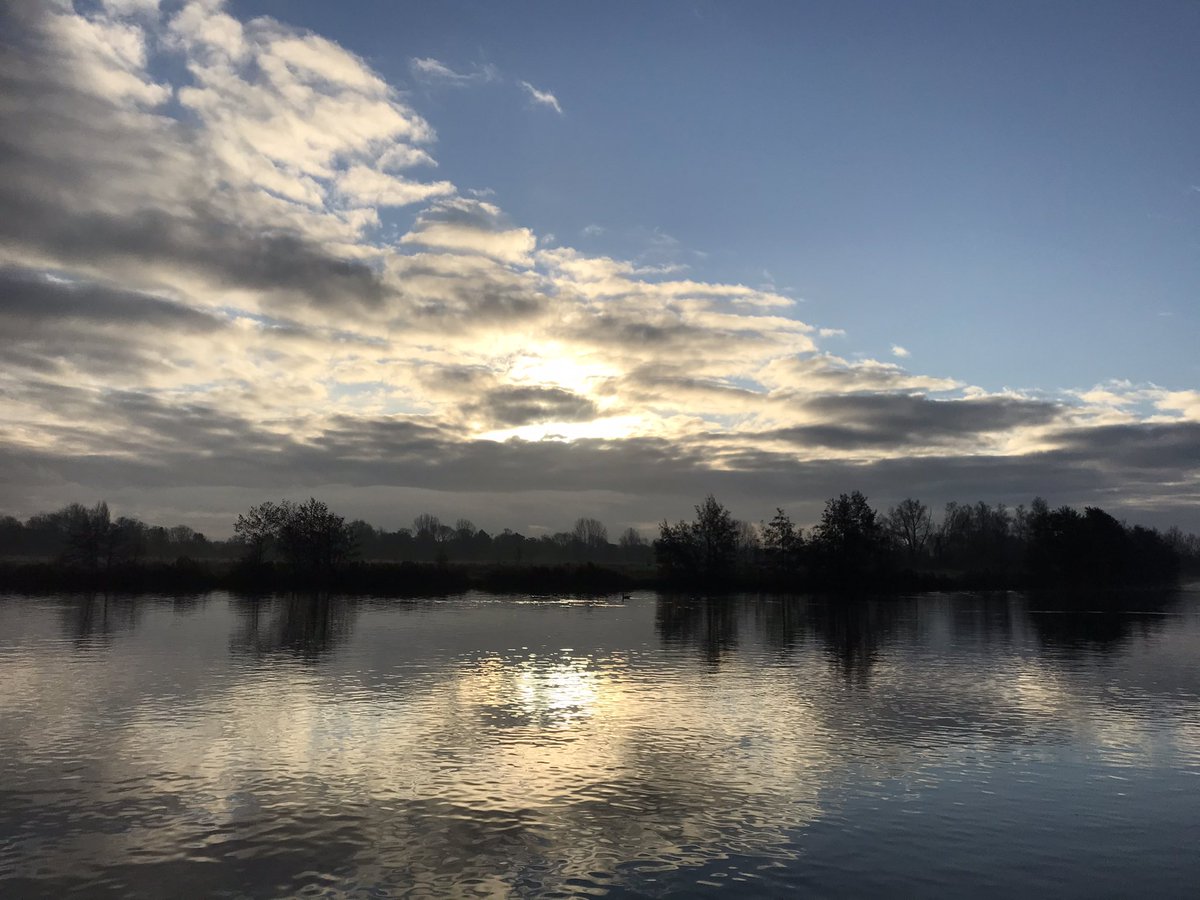 ShiplakeMFL's tweet photo. Another beautiful morning down by the Thames. ¡Buenos días! https://t.co/tTncwn3lYK