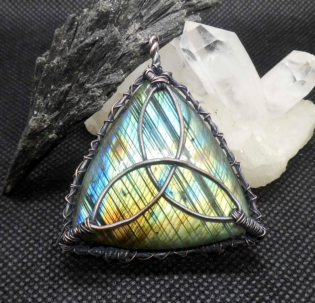 CharismaCrystal's tweet image. A stunning #labradorite #Triquetra pendant
 💙💚💛
CharismaCrystals.etsy.com

#pentaclenecklace #pentagramnecklace #pagan #paganini #wicca #pentagram #witchcraft #supernatural #vikings #UKBizHour #craftbizparty #indiebizhour #DiscoverEtsy  #ukgifthour #ukgiftam #viking #Celtic