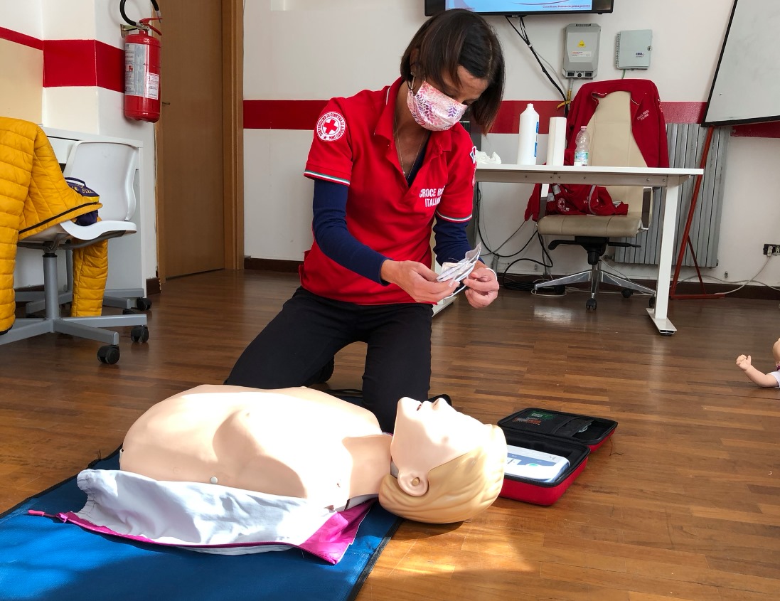 CriMascalucia's tweet photo. Quanto è importante il #defibrillatore? 💓
In Europa la prima causa di morte è l’arresto cardiaco improvviso e iniziare le manovre di primo soccorso tempestivamente, determina l’aumento della percentuale di sopravvivenza della persona colpita.
#crocerossaitaliana https://t.co/MCoJJGKx4O