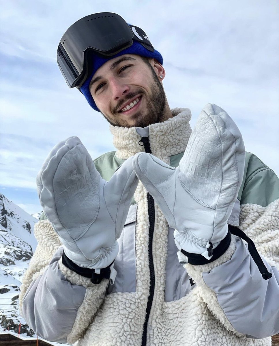 moretan_lab's tweet photo. Are you expecting a sporty and cozy winter? Put Merino socks in your backpack 👆 

photo: @asaplingo 

#merinowool #sportsocks #wintersocks #mountainlife https://t.co/Z7c2cLyvy5