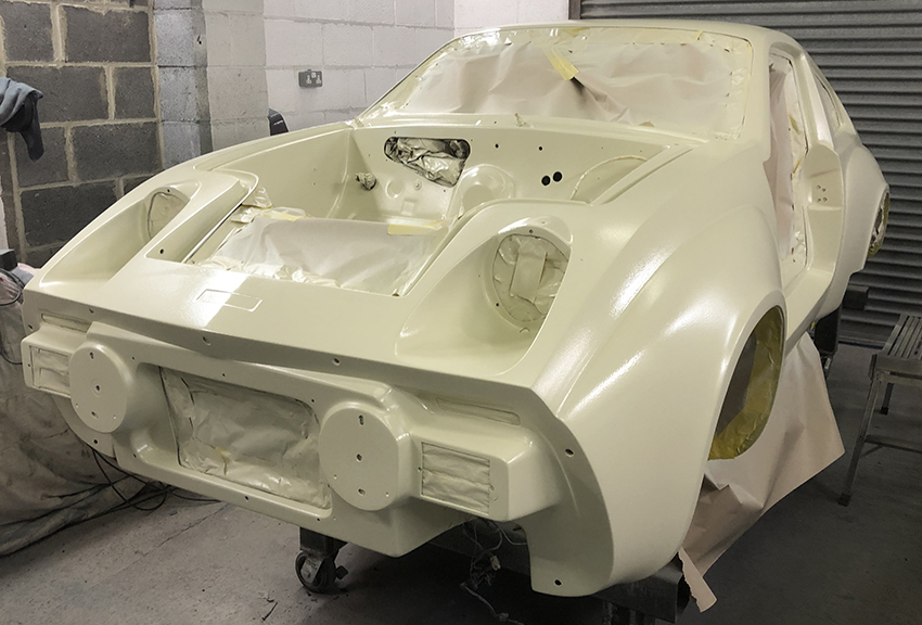 70sResto's tweet photo. Midas Gold of Andy 'ACE' Harrison, receiving a good coat of Novol Epoxy Primer, blocked then a coat of Novol Primer. This needs to be also blocked ready for the topcoat.
#midasgold #midasownersclub #classiccarrestorations #70sresto #ACESPEED #ClassicKitcar https://t.co/whgTaWndOF