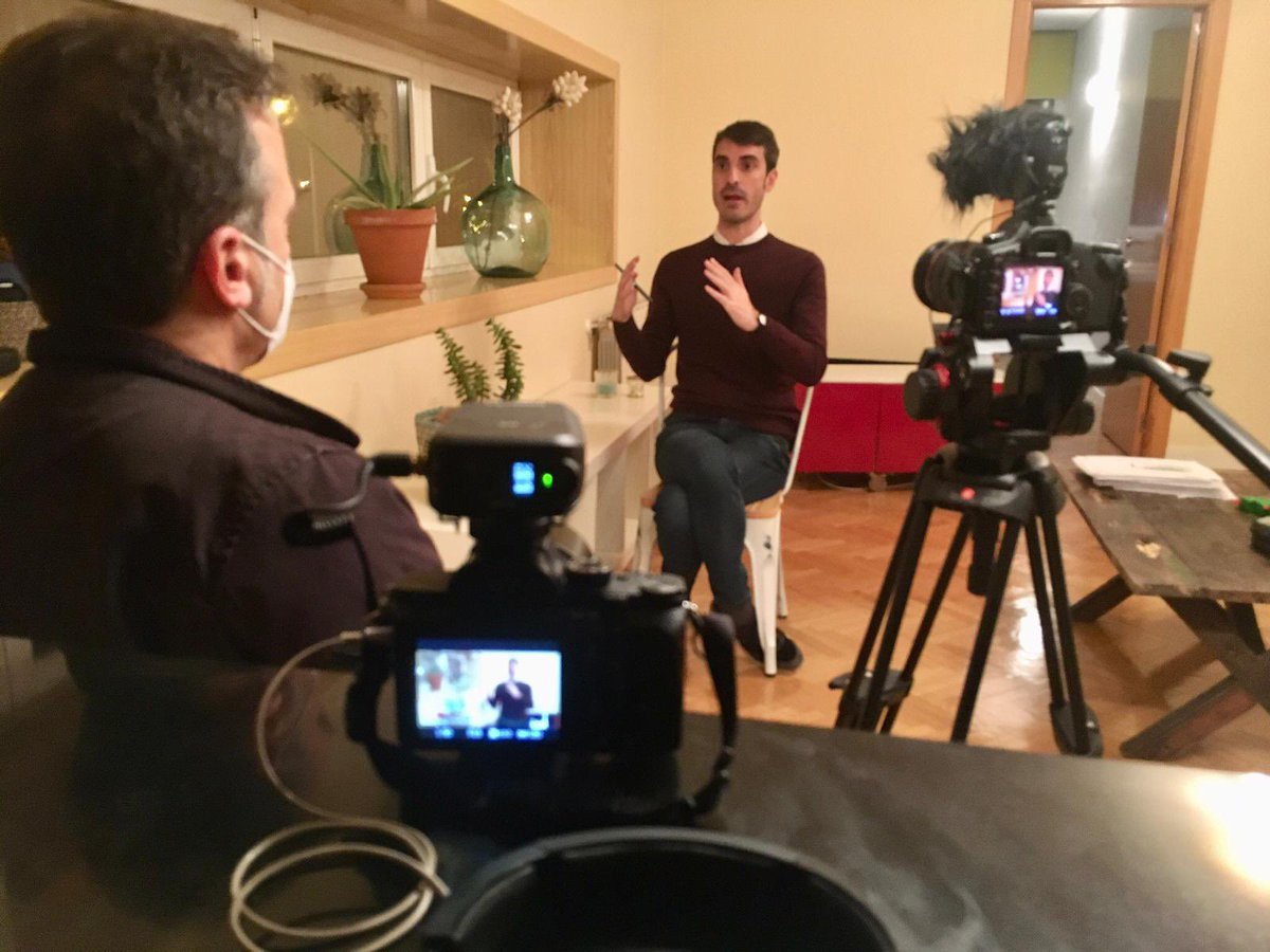Fernando_Casado's tweet photo. Primeras entrevistas en la carretera a expertos sobre la #desigualdad y la juventud en contextos de la crisis
Nuevo #Documental de #CADProductions: #Generación DobleCrisis 🎬
para #FundacionFriedrichNeumann  
Primer día entrevistas con  #OlgaCantó y #PabloSimon 🤓🎬 https://t.co/7wuEbe07UD