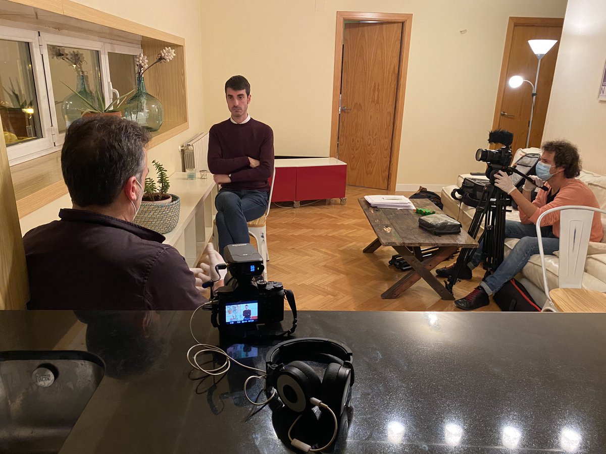 Fernando_Casado's tweet photo. Primeras entrevistas en la carretera a expertos sobre la #desigualdad y la juventud en contextos de la crisis
Nuevo #Documental de #CADProductions: #Generación DobleCrisis 🎬
para #FundacionFriedrichNeumann  
Primer día entrevistas con  #OlgaCantó y #PabloSimon 🤓🎬 https://t.co/7wuEbe07UD