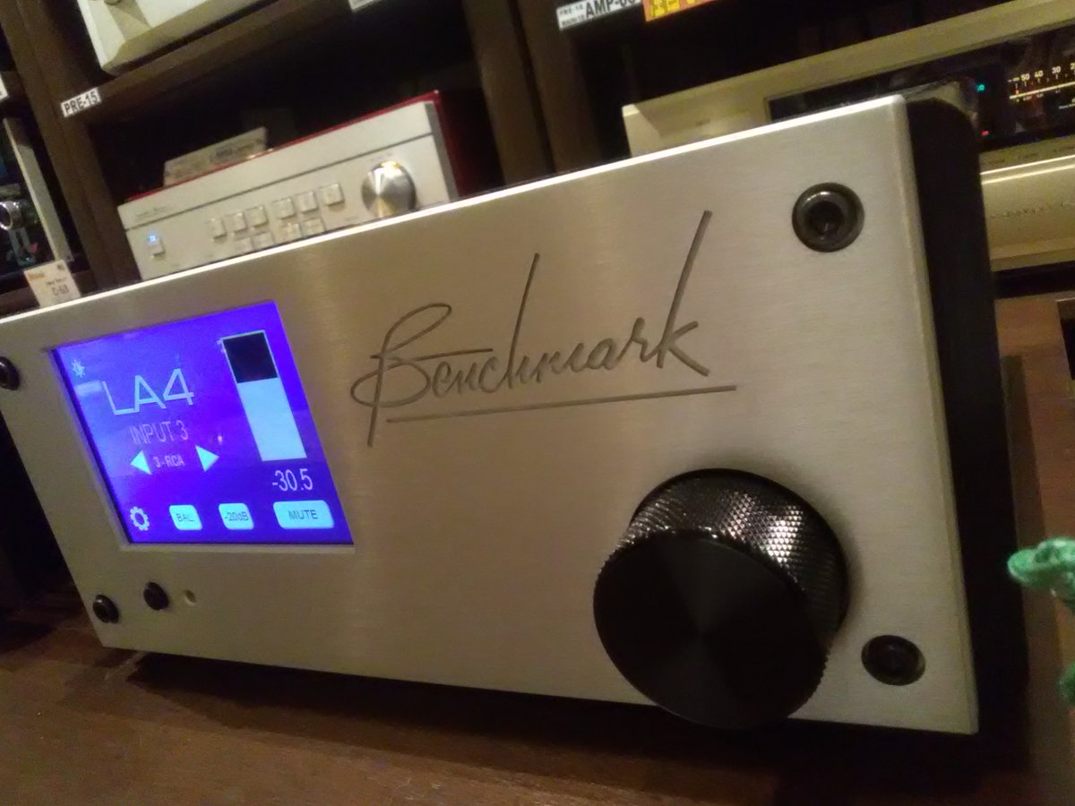 oku_papa's tweet photo. 米 Benchmark Media Systemsの新製品
プリアンプ "LA4" （税別売価￥３３１,０００）
https://t.co/EcVlma8p5t
パワーアンプ "AHB2"（税別定価￥３９８,０００）
https://t.co/PorMZAydJd
シマムセン３Ｆにて短期展示・販売中です。
#BenchmarkMediaSystems #audio #シマムセン #大阪日本橋 #アンプ https://t.co/NNr1Kl3UBh